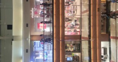 Jakarta, Endonezya - Ekim 05, 2023: Pondok Indah Alışveriş Merkezi 2 Jakarta 'da ziyaretçi kitlesi