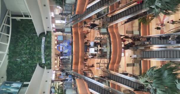ジャカルタ インドネシア 10月29日 2023 ポンドック インダホ モール2ジャカルタでの訪問者の垂直ビデオ群 — ストック動画