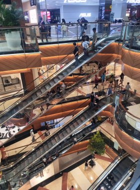 Güney Cakarta, Endonezya - Kasım 03, 2023: Hafta içi oldukça yoğun olan Pondok Indah Mall 2 Jakarta halkı