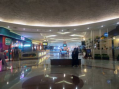 Özet olarak, arka plan kullanımı için alışveriş merkezinde bulanık kafeterya.