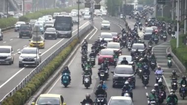 Jakarta, Endonezya - 01 Aralık 2023: Sabahları Jakarta 'daki araçların yoğunluğu