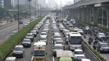 Jakarta, Endonezya - 01 Aralık 2023: Sabahları Jakarta 'daki araçların yoğunluğu