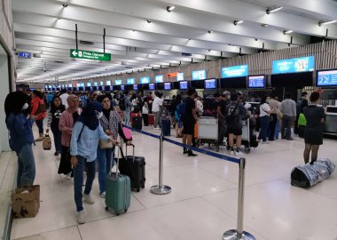 Jakarta, Endonezya - 17 Aralık 2023: Kalabalık Soekrano Hatta Havalimanı 'ndaki havayolu gişesinde kuyruğa girdi