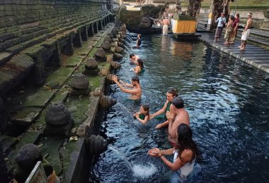 Bali, Endonezya - 18 Aralık 2023: Bali 'deki Tiran Boş Tapınağı' nda çok sayıda yabancı turist kendilerini arındırdı.