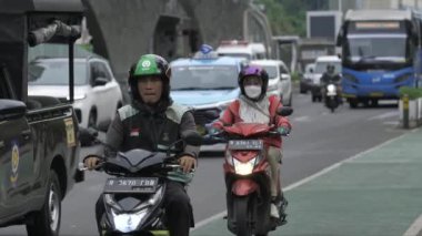 Jakarta, Endonezya - Ocak 02, 2024: Jalan MH Thamrin 'deki Endonezya Oteli kavşağında trafik