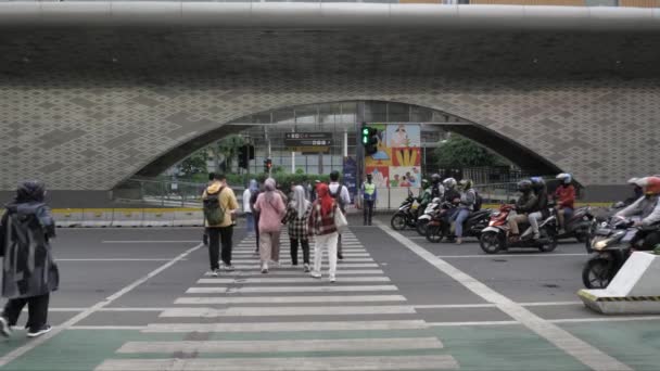 Jakarta Indonesië Jan 2023 Kantoormedewerkers Steken Weg Naar Bushalte Bunderan — Stockvideo