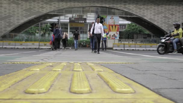 Jakarta Indonesien Januar 2023 Büroangestellte Überqueren Die Straße Zur Bushaltestelle — Stockvideo