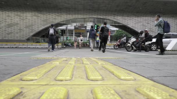 Yakarta Indonesia 2023 Trabajadores Oficina Cruzan Carretera Hacia Parada Autobús — Vídeo de stock