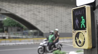 Jakarta, Endonezya - Ocak 02, 2024: Endonezya Otel Busway 'deki yaya geçidi düğmesi