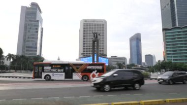 Jakarta, Endonezya - Ocak 02, 2024: Jalan MH Thamrin 'deki Endonezya Oteli kavşağında trafik