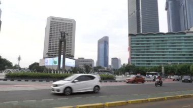Jakarta, Endonezya - Ocak 02, 2024: Jalan MH Thamrin 'deki Endonezya Oteli kavşağında trafik