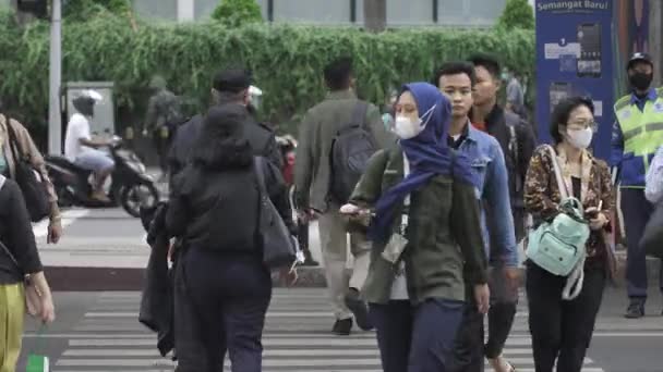 Τζακάρτα Ινδονησία Ιαν 2023 Υπάλληλοι Του Γραφείου Διασχίζουν Δρόμο Προς — Αρχείο Βίντεο