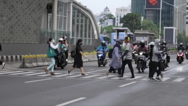 Jakarta Indonesië Jan 2023 Kantoormedewerkers Steken Weg Naar Bushalte Bunderan — Stockvideo