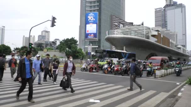 Jacarta Indonésia Janeiro 2023 Trabalhadores Escritório Estão Atravessando Estrada Para — Vídeo de Stock