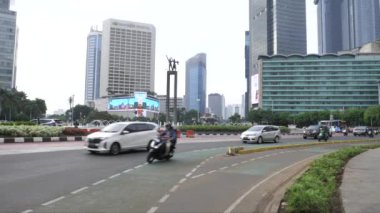 Jakarta, Endonezya - Ocak 02, 2024: Jalan MH Thamrin 'deki Endonezya Oteli kavşağında trafik