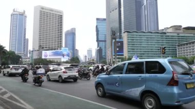 Jakarta, Endonezya - Ocak 02, 2024: Jalan MH Thamrin 'deki Endonezya Oteli kavşağında trafik
