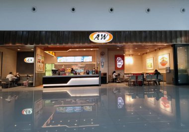 Jakarta, Endonezya - 29 Şubat 2024: Havaalanı bekleme odasında fast food restoranı