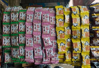 Jakarta, Endonezya - 3 Mart 2024: Sokak dükkanlarında ithal cips ve atıştırmalıkların çeşitli markaları.
