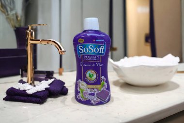 Jakarta, Endonezya - 16 Nisan 2024: banyo geçmişi olan yumuşatıcı bir çamaşır ürünüdür..