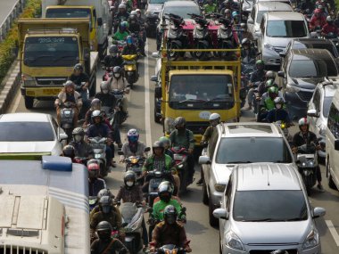 Jakarta, Endonezya - 2 Mayıs 2024: Merkezi İş Bölgesi 'ndeki kaotik yolda trafik sıkışıklığı
