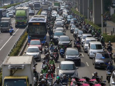 Jakarta, Endonezya - 2 Mayıs 2024: Merkezi İş Bölgesi 'ndeki kaotik yolda trafik sıkışıklığı