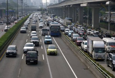 Jakarta, Endonezya - 2 Mayıs 2024: Merkezi İş Bölgesi 'ndeki kaotik yolda trafik sıkışıklığı