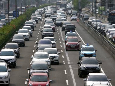 Jakarta, Endonezya - 2 Mayıs 2024: Merkezi İş Bölgesi 'ndeki kaotik yolda trafik sıkışıklığı