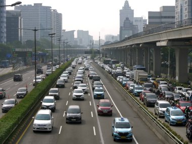 Jakarta, Endonezya - 2 Mayıs 2024: Merkezi İş Bölgesi 'ndeki kaotik yolda trafik sıkışıklığı