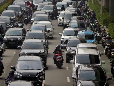 Jakarta, Endonezya - 2 Mayıs 2024: Merkezi İş Bölgesi 'ndeki kaotik yolda trafik sıkışıklığı