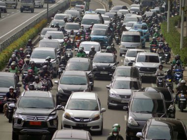 Jakarta, Endonezya - 2 Mayıs 2024: Merkezi İş Bölgesi 'ndeki kaotik yolda trafik sıkışıklığı