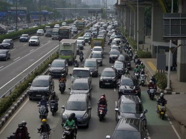 Jakarta, Endonezya - 2 Mayıs 2024: Merkezi İş Bölgesi 'ndeki kaotik yolda trafik sıkışıklığı