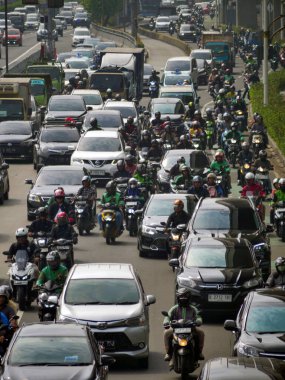 Jakarta, Endonezya - 2 Mayıs 2024: Merkezi İş Bölgesi 'ndeki kaotik yolda trafik sıkışıklığı