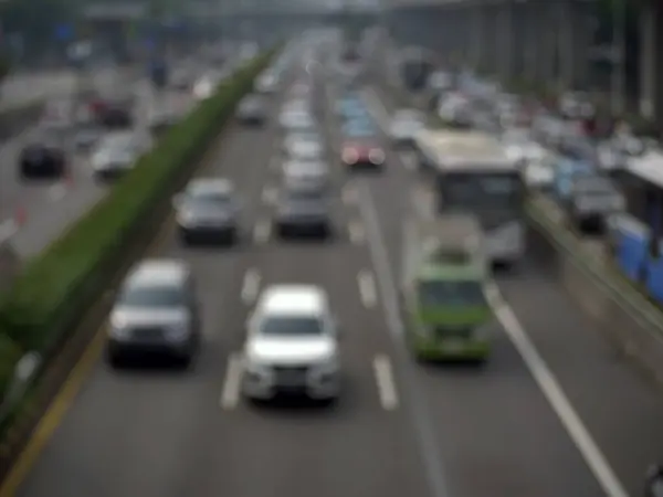 Arka plan için bir sokak yolunun odaklanmamış trafik sıkışıklığı