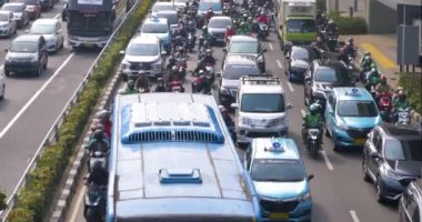 Jakarta, Endonezya - 01 Mayıs 2024: MT Haryono yolunda trafik sıkışıklığı, Güney Jakarta. Sokaklar motosiklet sürücüleriyle dolu.