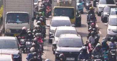 Jakarta, Endonezya - 01 Mayıs 2024: MT Haryono yolunda trafik sıkışıklığı, Güney Jakarta. Sokaklar motosiklet sürücüleriyle dolu.