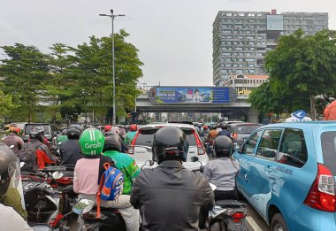 Jakarta, Endonezya-Ağustos 14, 2023: Karmaşık araçlarla yoğun trafik otoyolda ilerliyor.