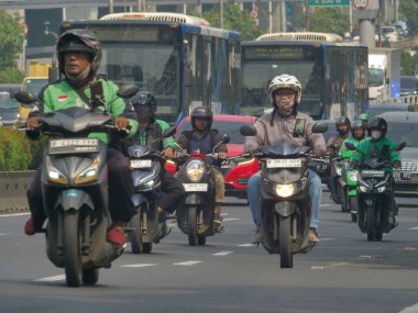 Jakarta, Endonezya - 04 Mayıs 2024: Motosiklet sürücüleri kalabalığı