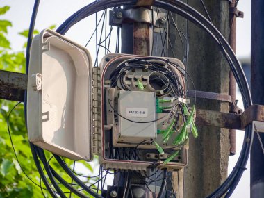 Jakarta, Endonezya - 05 Mayıs 2024: Demir bir direğin üzerindeki fiber optik internet kutusu