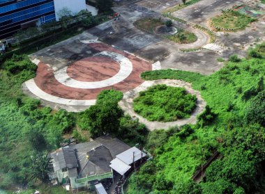 Bir binanın harabelerinden çıkan mini futbol sahası