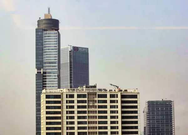 Jakarta, Endonezya - Haziran 01, 2024: Mavi gökyüzü arka planına sahip yüksek binalı kentsel manzara