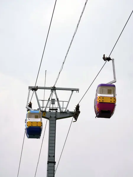 Mavi gökyüzü arka planlı teleferik. Taman Mini Endonezya Indah 'daki kablolu araba.