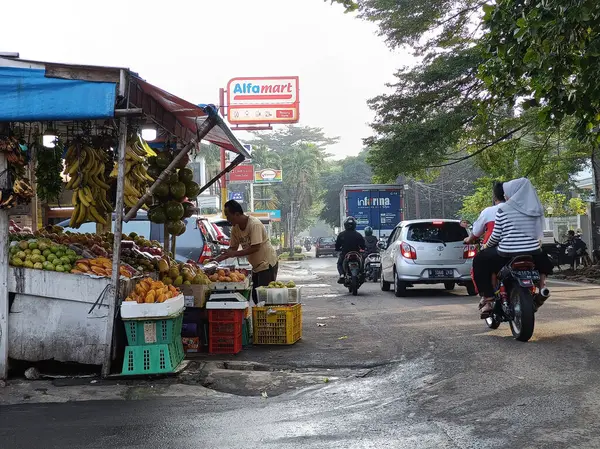 stock image Jakarta, Indonesia - June 20, 2024 : traditional fruit vendors on the side of the road