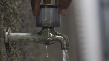 Kapalı eski su musluğunu kapat