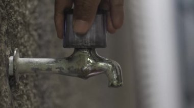 Elle açılan eski musluğu kapat