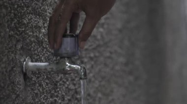 Elle açılan eski musluğu kapat