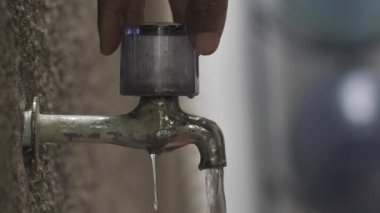 Elle açılan eski musluğu kapat