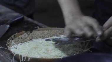 Martabak sosu için el rendeleyici peyniri kapat