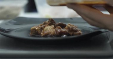 Etin üzerine barbekü sosu dök.