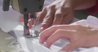 Jakarta, Endonezya - 5 Ağustos 2024: Bir kadının elini dikiş makinesiyle dikmek.