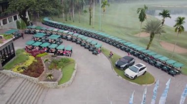 Jakarta, Endonezya - 10 Ağustos 2024: Cadillac ile golf arabasının insansız hava aracı görüntüsü